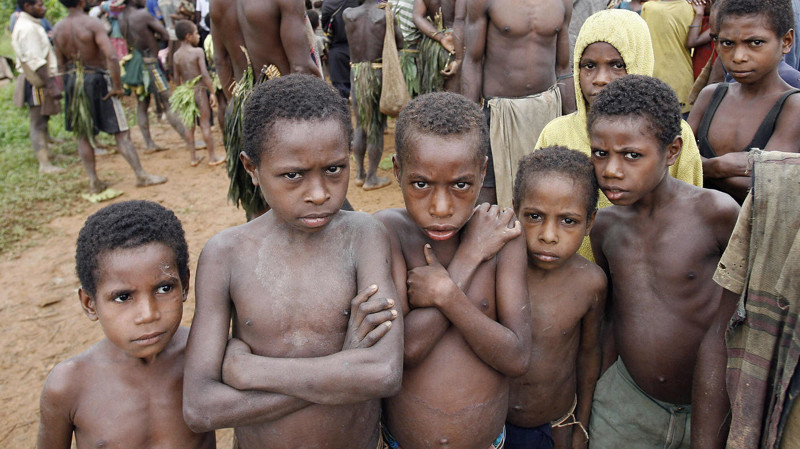 Юношам Новой Гвинеи делают надрез в головке для кровопускания и очищения от скверны. также им специальным камнем-наждачкой чистят язык до крови, очищая от "молока матери".