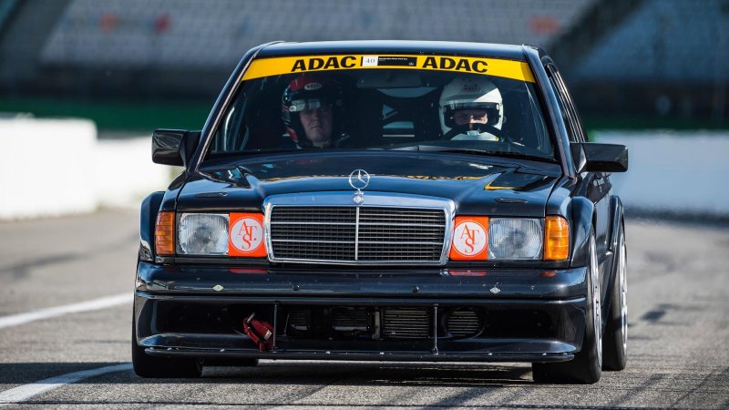 Старый спорткар Mercedes воссоздали ради гоночных шоу на автодромах Зольдер и Ошерслебен. Там он будет выполнять роль трек-такси. Тур на гоночную трассу с поездкой на Мерседесе обойдется в 650-780 евро.