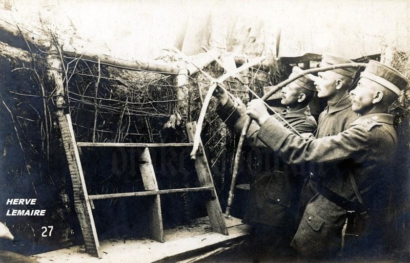 Немецкие солдаты забрасывают во вражеские траншеи привязанные к стрелам пропагандистские листовки. Первая мировая война