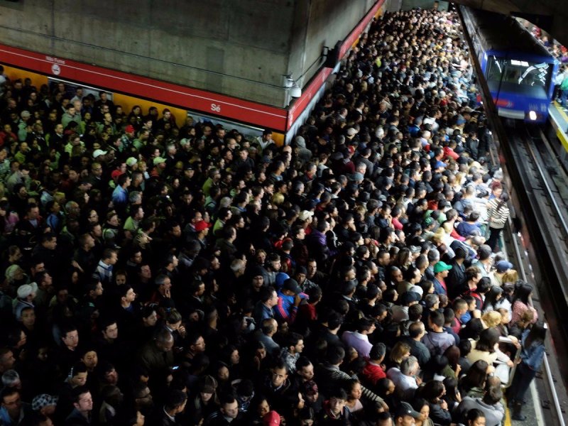 Люди в ожидании поезда в Сан-Паулу. По данным Reuters, это одна из самых больших людских пробок. Среднее время ожидания поезда составило более трех часов, чтобы проехать 14 км.