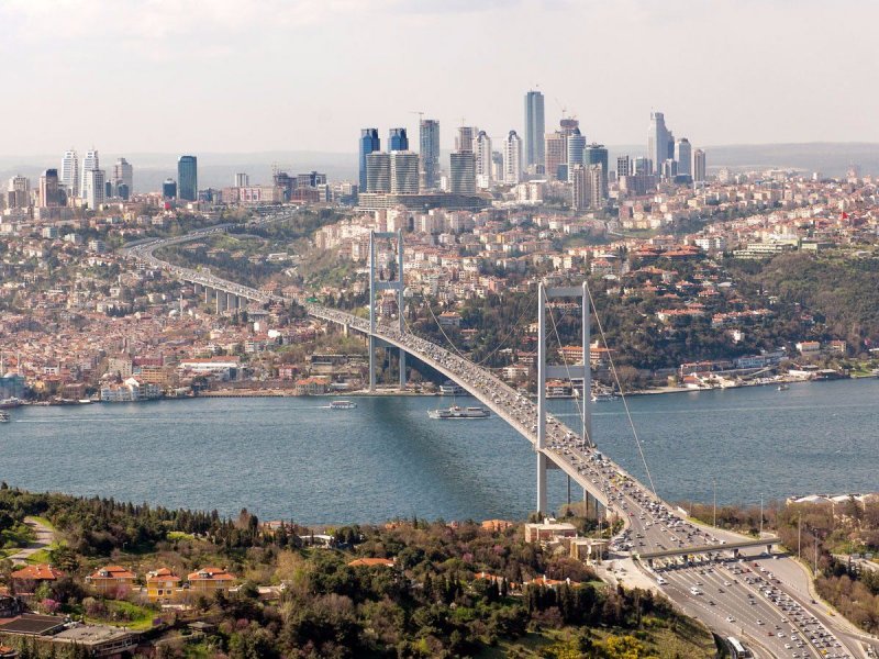 Босфорский мост в Стамбуле, который соединяет Ортакёй и Бейлербей, скован пробкой. Согласно статистике GPS TomTom, люди в Стамбуле тратят около 125 часов каждый год на стояние в пробках.