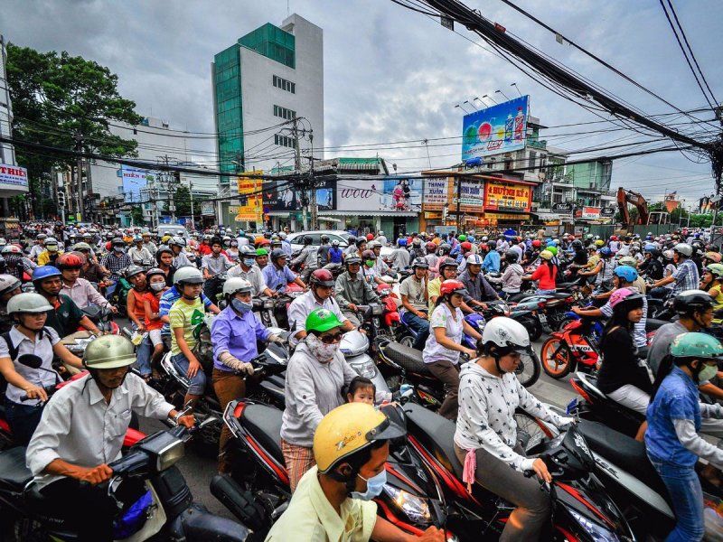 Автомобили, автобусы скутеры и мотоциклы — все играют определенную роль в трафике Хошимина во Вьетнаме.