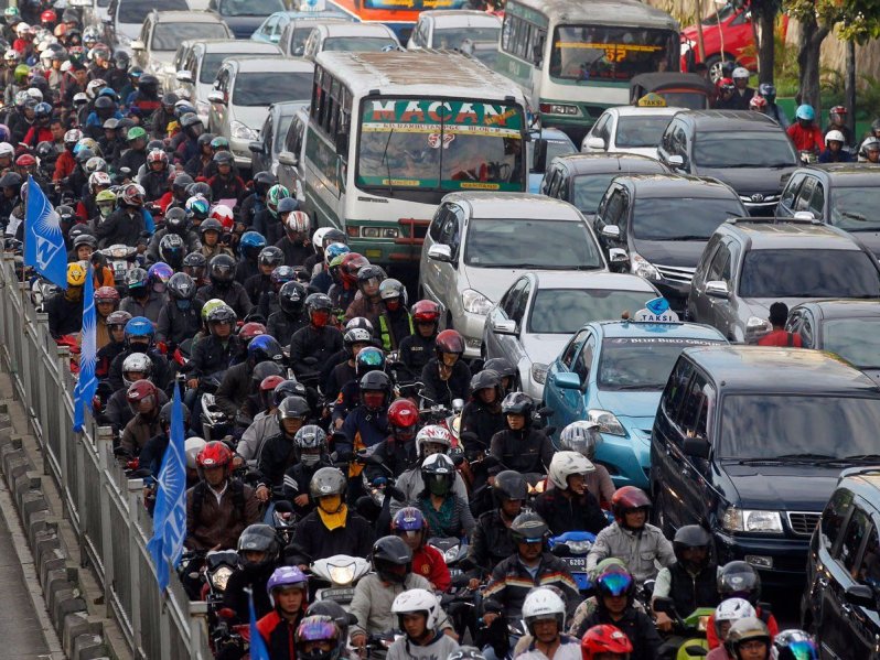 Пробки на улицах Джакарты, часто оставляют транспорт неподвижным на долгие часы.  