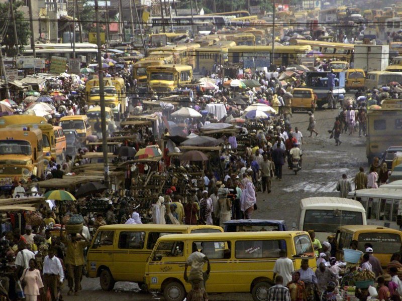 Автомобили застряли в районе Ошоди в Лагосе. Пробки в Нигерии возникают спонтанно и в любое время суток.