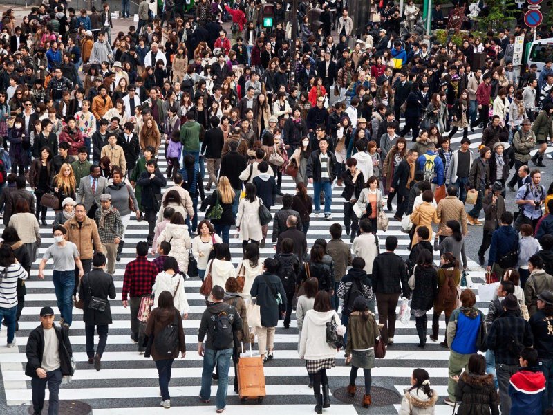 Перекресток возле станции Сибуя в Токио известен как один из самых перегруженных перекрестков, где более 2500 могут пересекать улицу в час пик.