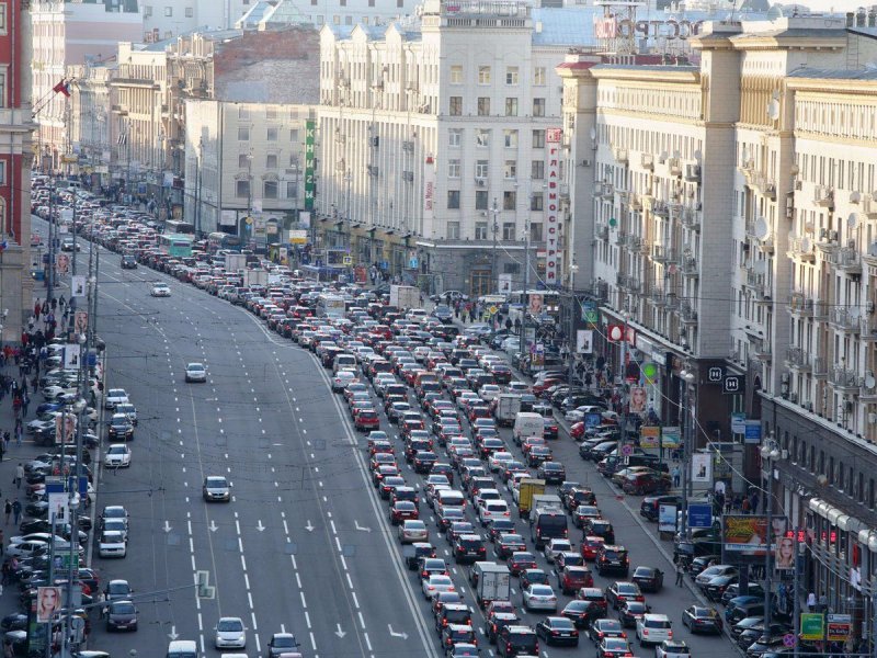 Москва всегда скованна пробками. На снимке изображена пробка на Тверской улице.