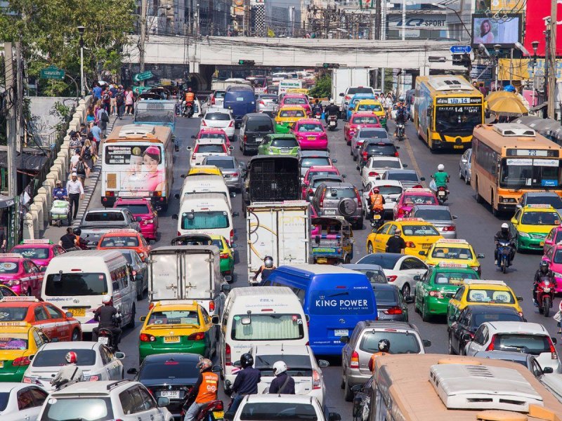 Бангкок, известен как один из самых загруженных городов в мире. Власти принимают усилия по ликвидации пробок, например, увеличивая перевозки речным транспортом.