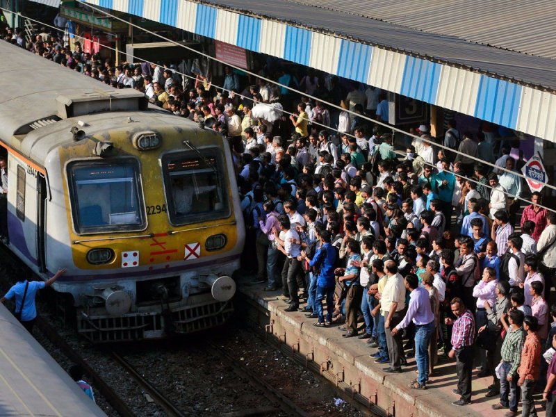 Пассажиры ждут поезд в Мумбаи.