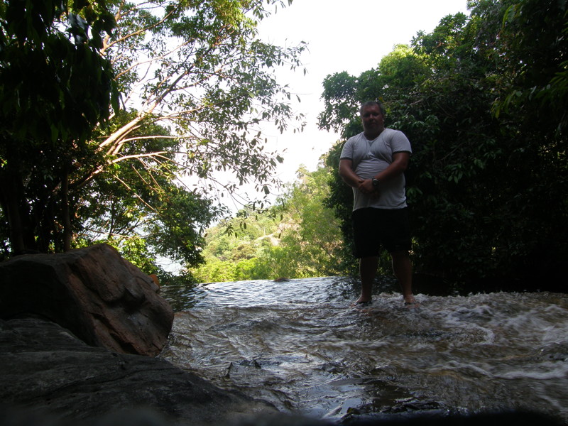 Этот водопад естественный, правда, немного малайцы приложили руку и сюда, но не так вычурно выглядит, как  водопад с фоток ниже