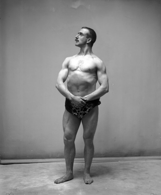 Мистер Мюррей, победитель соревнований по бодибилдингу им. Сандова («Sandow bodybuilding competition») примерно 1905 год.