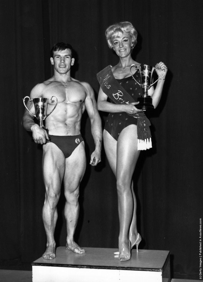 Мистер Великобритания Терри Паркинсон и мисс Великобритания Норма Уокер держат свои трофеи после окончания конкурса организованного лигой здоровья и силы, 1964 год.