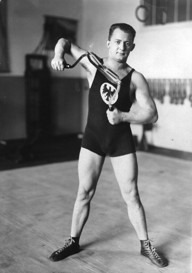 Ганс Любер (Hans Luber) тренируется в спортзале, 1940 год.