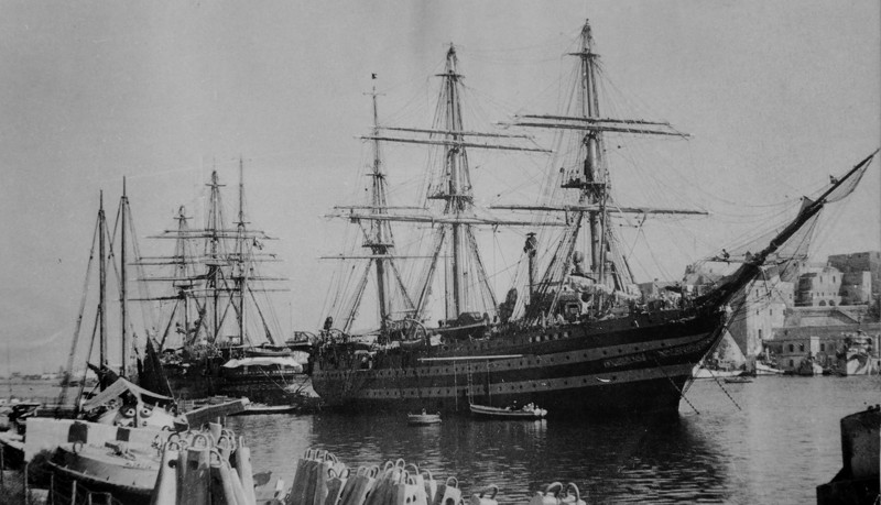 Итальянские учебные парусные корабли "Америго Веспуччи" (слева) и "Христофор Колумб" в гавани Бриндизи. Королевство Италия, 1940-е годы.