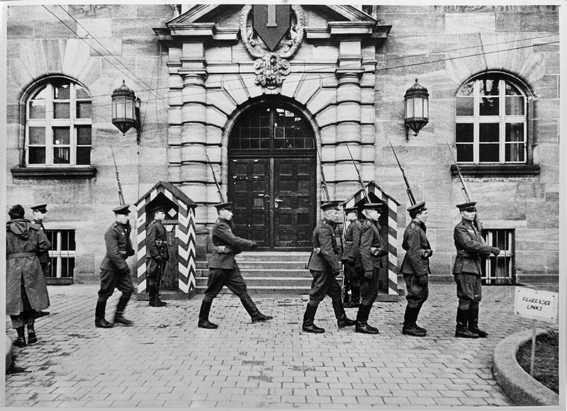 Советские солдаты перед Дворцом правосудия. Нюрнберг, Американская зона оккупации Германии. 1945-1946 годы.