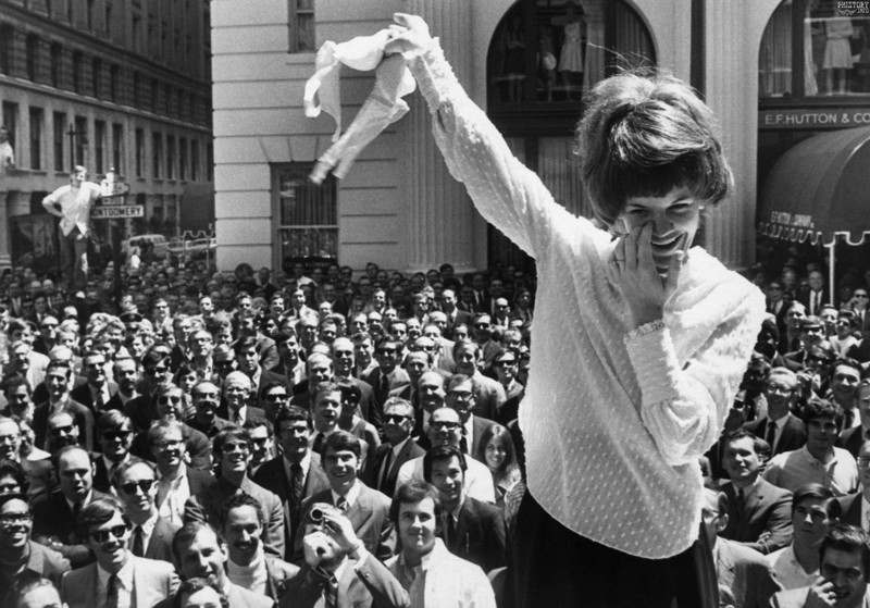 Женщина снимает бюстгальтер в знак протеста против этого вида нижнего белья. Сан-Франциско, США, 1 августа 1969 года.