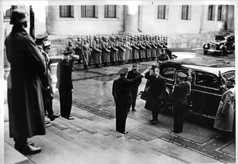 Встреча Комиссара иностранных дел СССР В.М. Молотова руководителем президентской канцелярии фюрера Отто Мейснером. Берлин, Третий Рейх, 12 ноября 1940 года.