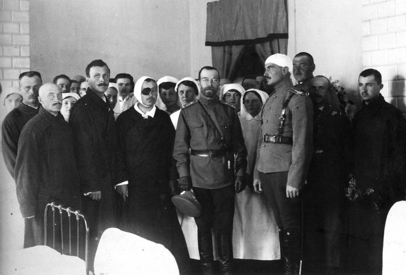 Николай II среди раненых офицерского лазарета Красного Креста, врачей и сестер милосердия. Март 1915 года.