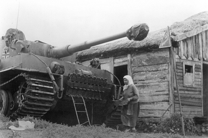 "Тигр" в одной из деревень под Курском. Июль 1943 года.