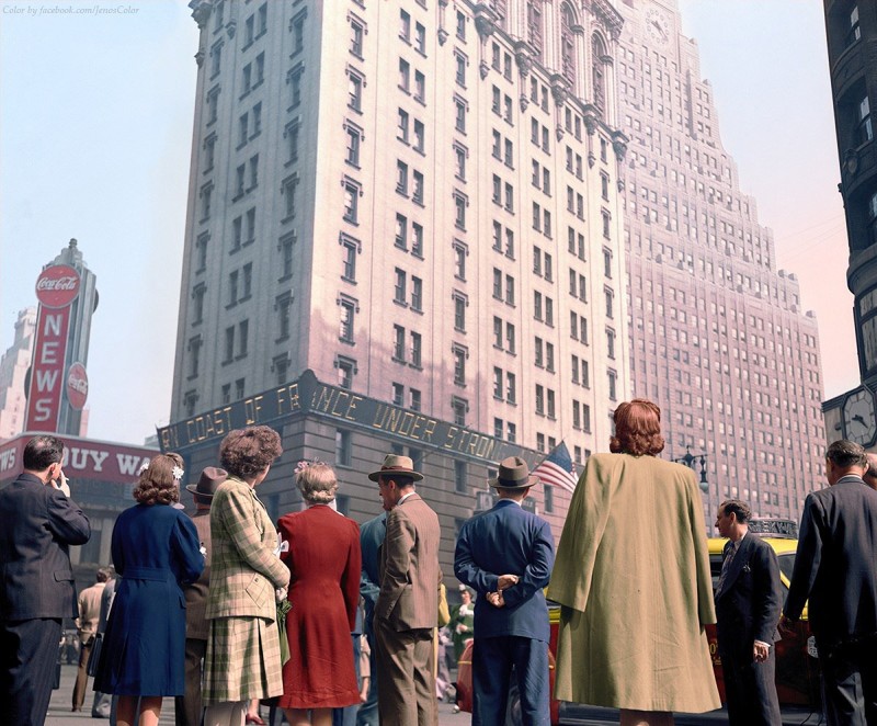 Жители Нью-Йорка читают бегущую строку с сообщением о высадке в Нормандии. 1944 год.