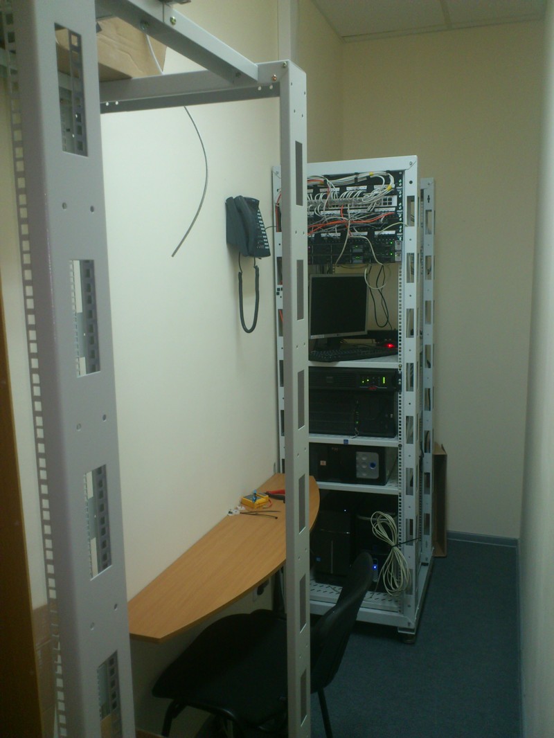 установка оборудования в серверный шкаф