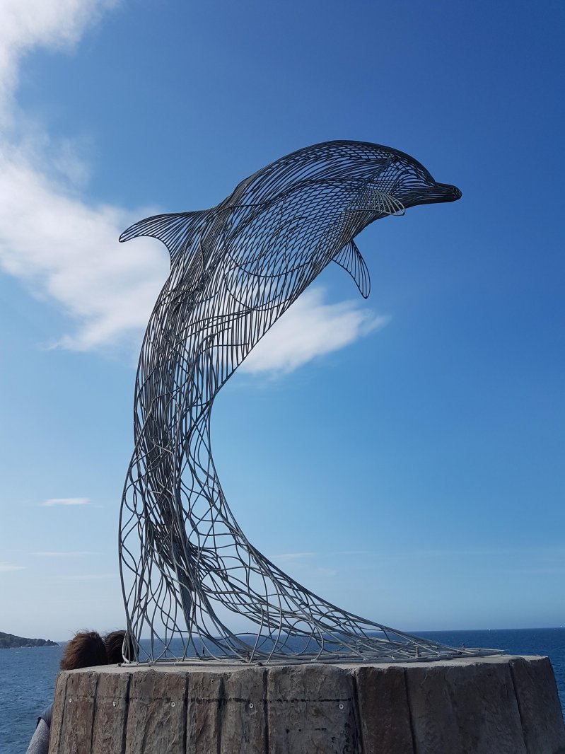 Оригинальная скульптура дельфина 
