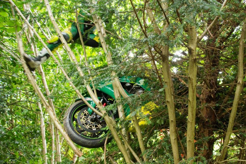 На мотогонках, в результате падения гонщика, байк приземлился на дерево