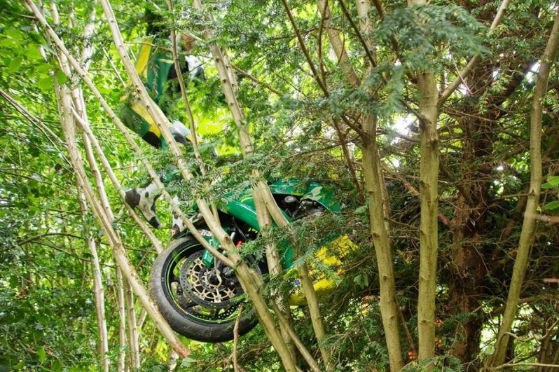 На мотогонках, в результате падения гонщика, байк приземлился на дерево