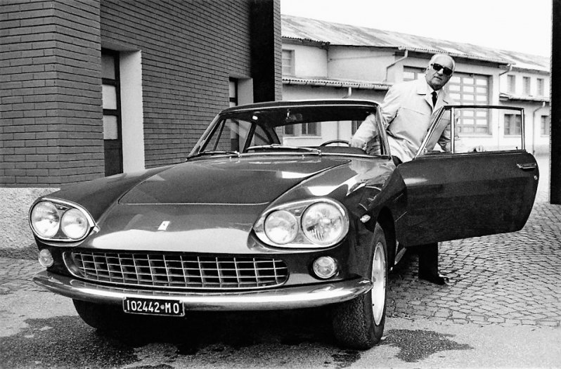 Конечно, у Энцо были личные Ferrari. Достаточно вспомнить такие модели как 330 GT, 250 GT или 400, но использовал он их редко и, как правило, в представительских целях. Не ездить же на встречу с клиентами на Peugeot, при всем, как говорится, уважении