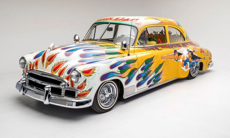 Художник Гилберт Луан (Luján). Используя щетки и текстильные карандаши на основе лаков, Луан превратил семейный седан Chevrolet 1950 года в низкорослого «светловолосого типа - образец народного искусства»,