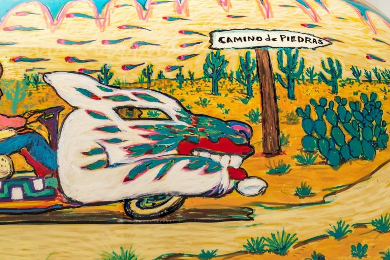 Луан смешно смешивает эстетические элементы уличных граффити с татуировками с символами культуры Чикано (Chicano tattoo -символы смерти: череп, змея, ворон и могильный крест).
