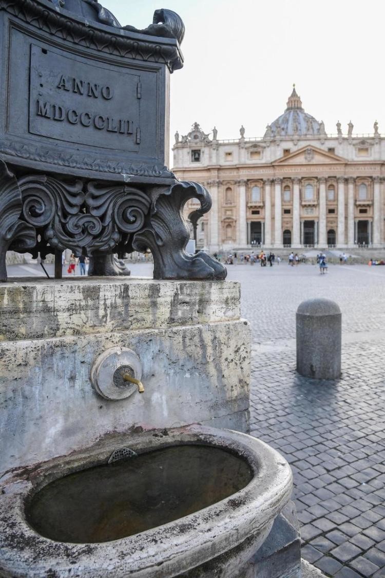 "Это способ показать, что Ватикан живет в солидарности с Римом, попытка помочь Риму преодолеть этот кризис", - прокомментировал ситуацию Грег Берк, руководитель пресс-службы Святого Престола 
