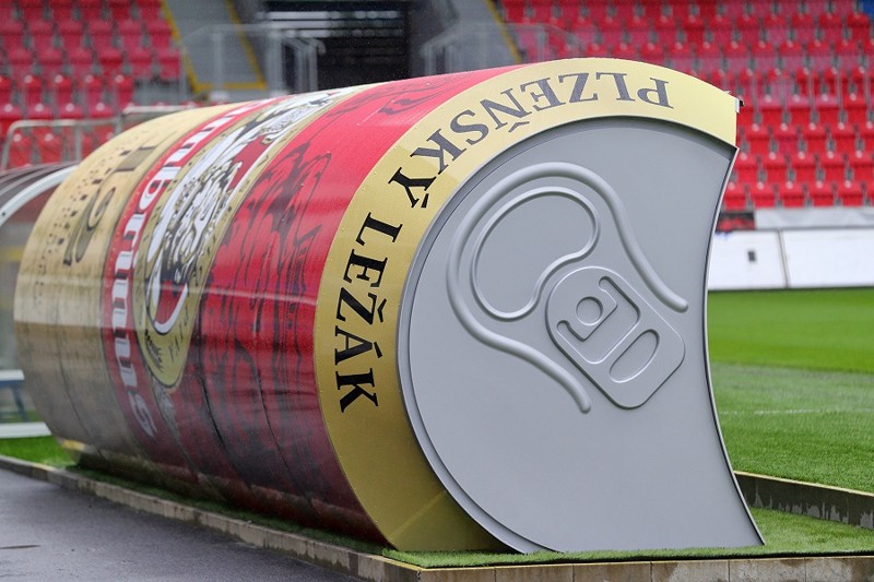Пльзеньская «Виктория» оформила скамейку запасных в виде огромной пивной банки