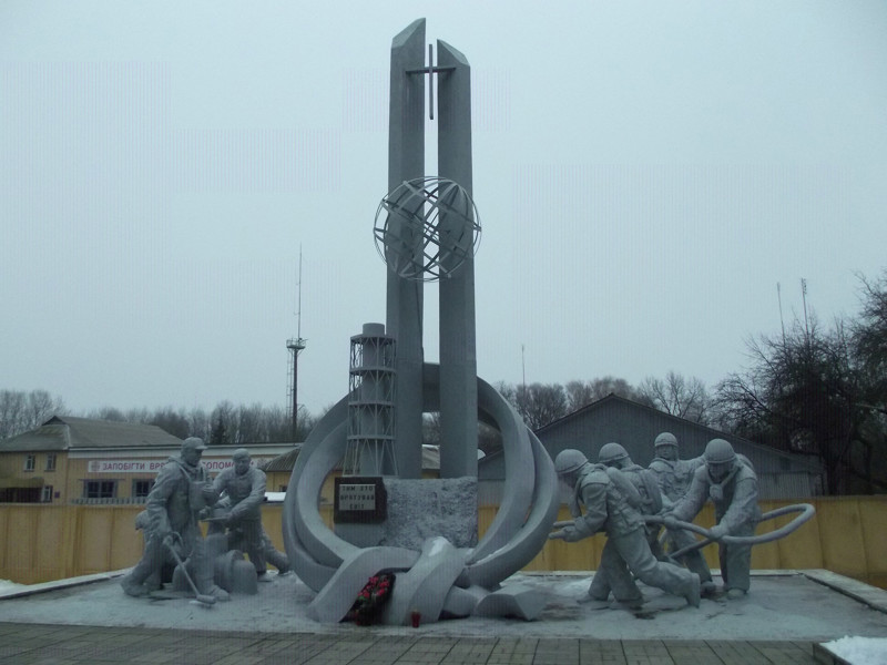 Памятник пожарникам Чернобыля, которые первые начали тушить пожар на ЧАЭС