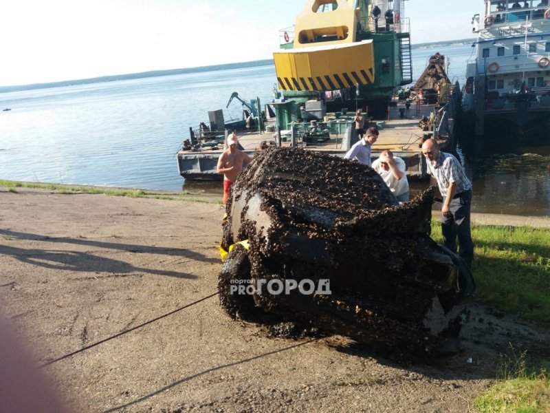 В Чебоксарах со дна Волги достали автомобиль, пропавший больше десяти лет назад