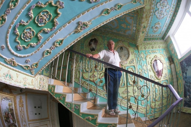 Киевский пенсионер 16 лет превращает свой подъезд в "Рундальский дворец"