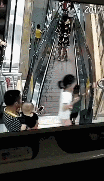 Пока папа увлекся смартфоном