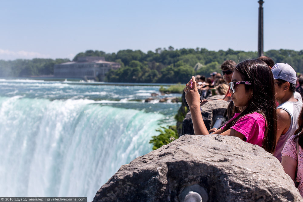 Твои локоны волос ниагарский. Ниагарский водопад селфи. Ниагарский водопад туристы. Девушка у Ниагарского водопада фото. Смотрит на Ниагарский водопад селфи.