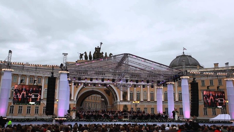 Эпицентром празднования станет Дворцовая площадь, где будет вестись трансляции парада в Кронштадте, а затем пройдёт концертно-развлекательная программа.