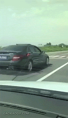 Назойливый водитель пристал к девушке за рулем авто