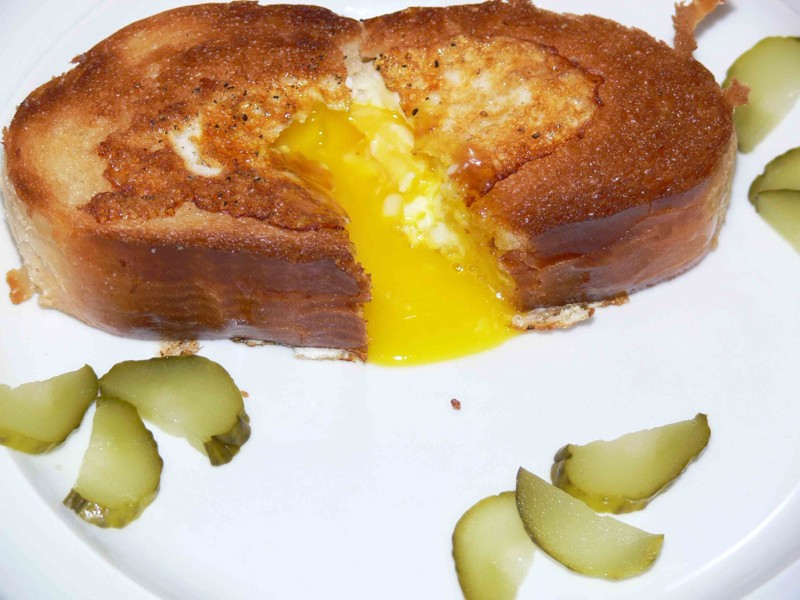 Яичница в хлебе (в "окошке") - вырезать в хлебе отверстие, обжарить с одной стороны, перевернуть, залить яйцо и закрыть окошко вырезанным кусочком