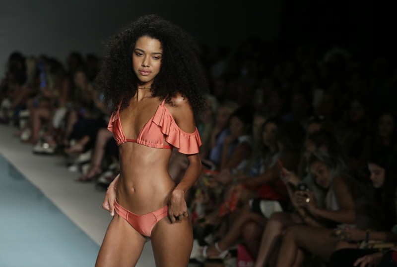 Показ купальников на Funkshion Fashion Week Miami Beach