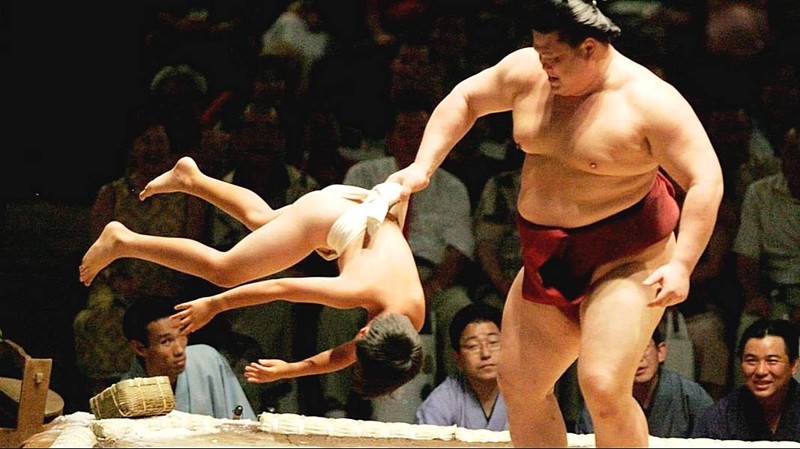 Сумо́ (相撲) — вид единоборств, в котором два борца выявляют сильнейшего на круглой площадке.