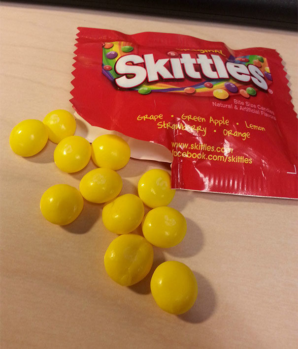 В пакете разноцветных драже Skittles почему-то оказались исключительно желтые конфетки