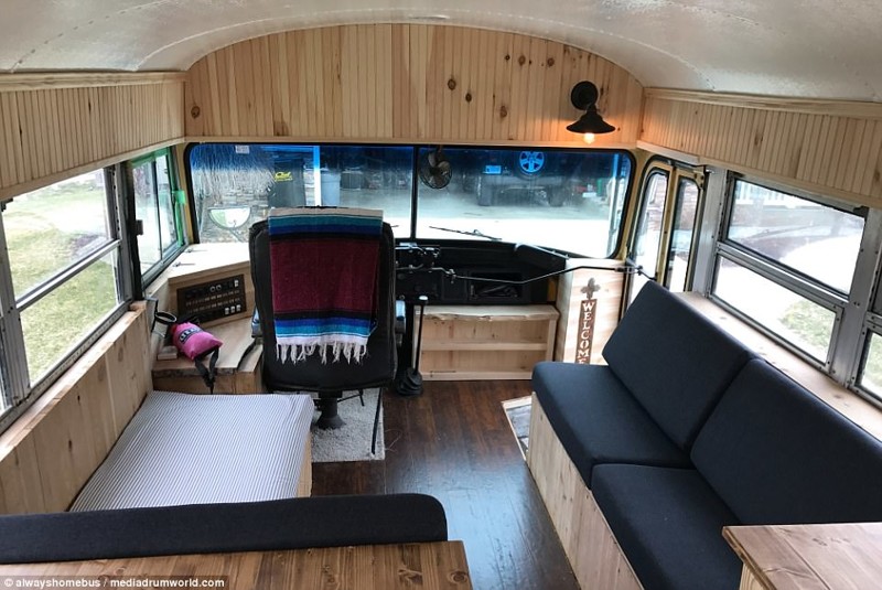 Крутой дом на колесах из школьного автобуса: пара из США соорудила мечту путешественника