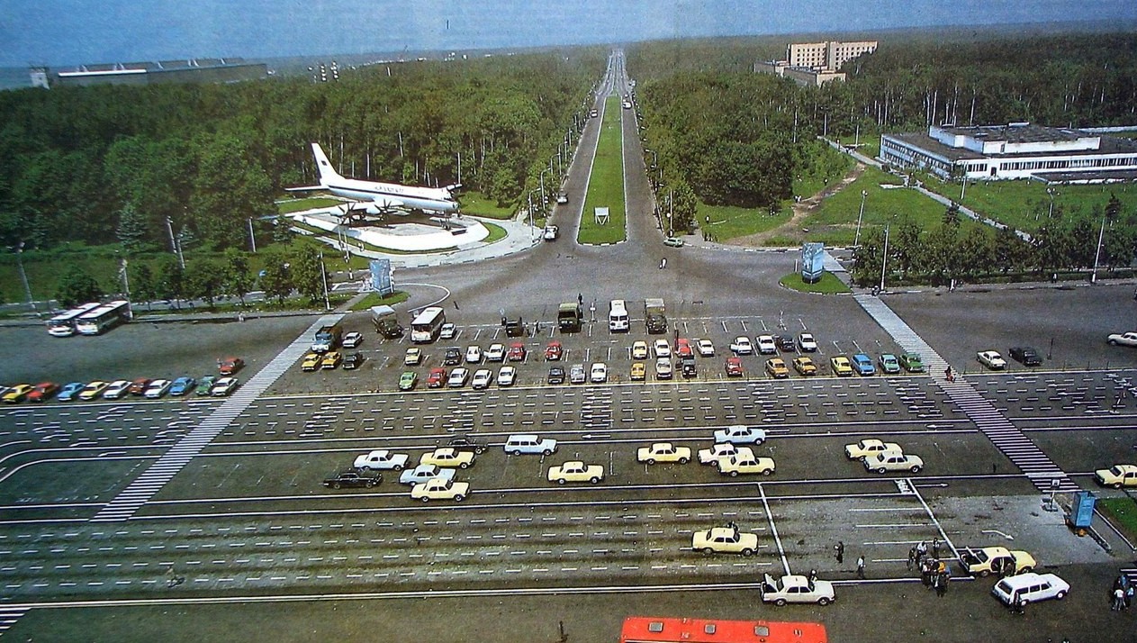 Стоянка перед аэропортом Домодедово, Москва, 1980-е годы.