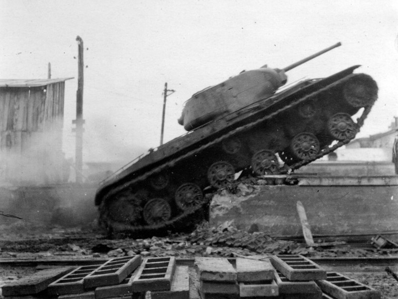 Один из опытных образцов танка КВ-1с в ходе заводских испытаний, конец июля 1942 года.