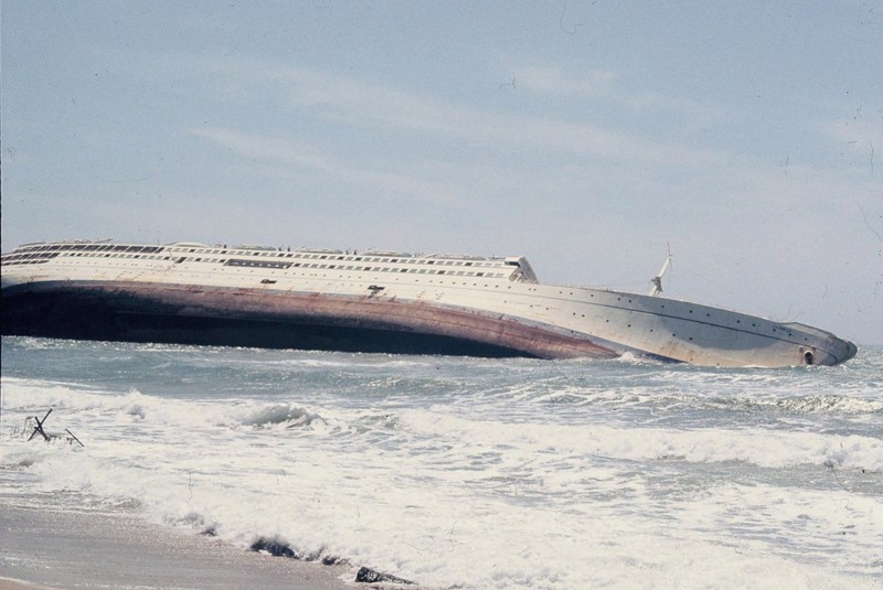 Роскошный круизный лайнер La Janelle сев на мель, стал туристической достопримечательностью, прежде чем его демонтировали, Калифорния, 1970 год.