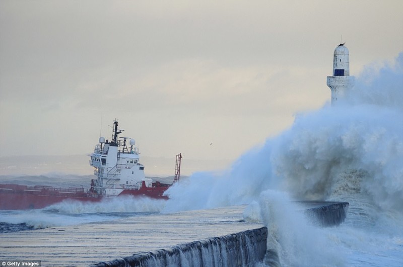 Танкер в шторм отходит от причала в шотландском порту Абердин