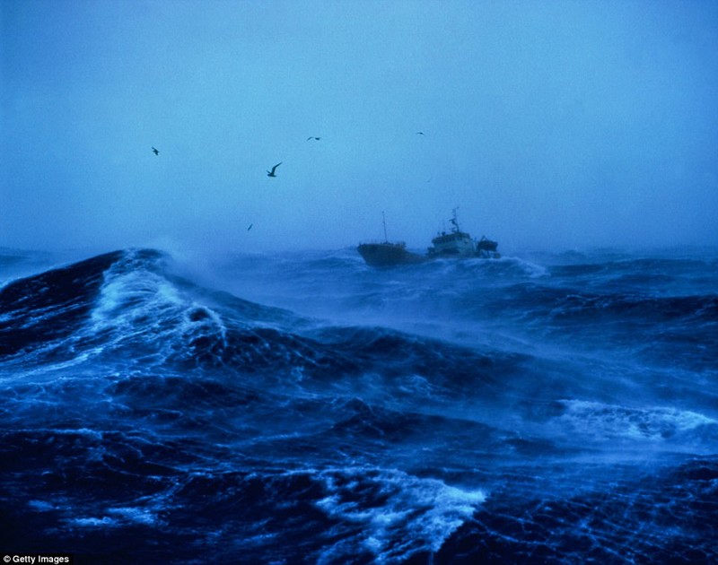 Рыболовецкий траулер преодолевает туман и шторм в Северном море, у берегов Норвегии