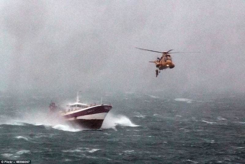 Военные спасатели идут на помощь французам, чей корабль сильно поврежден штормом